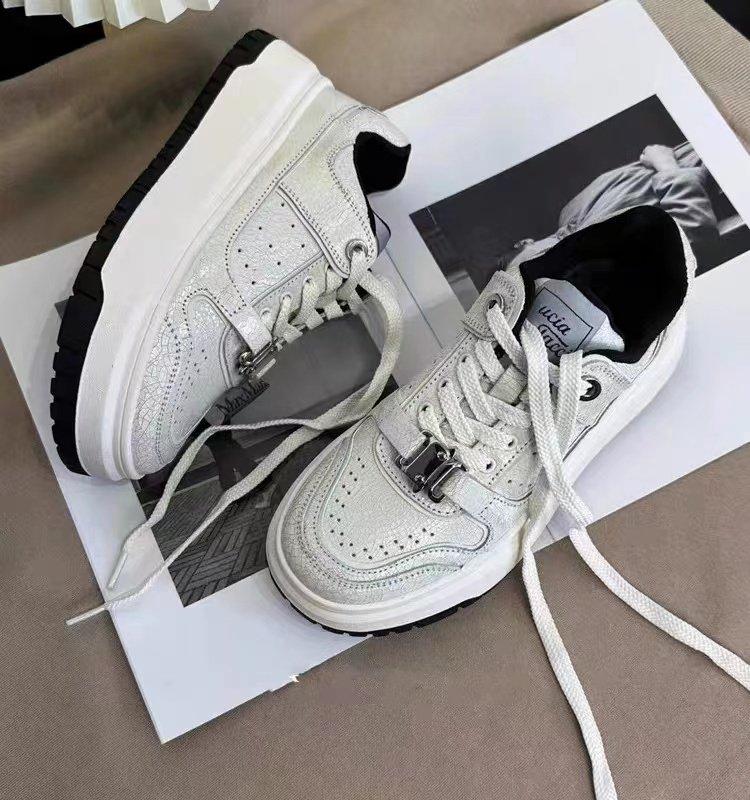 Internett-kjendis sprengmønster tykksåle høydeøkende platåsko dame 2025 vår ny tykksåle skinnoverdel hvite sko fritidssko sportssko