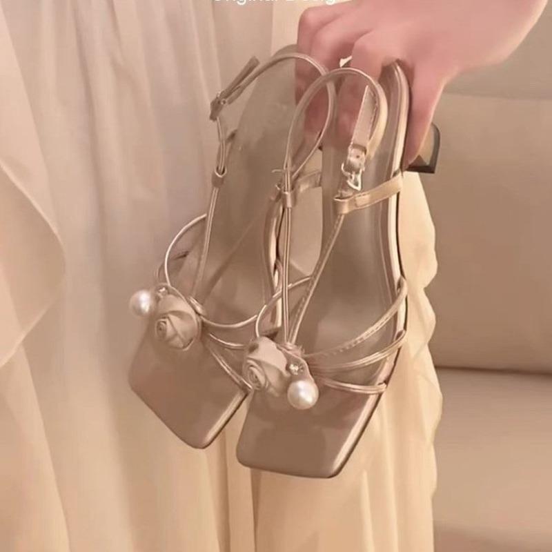 

Модные женские сандалии 2025 Новые вечерние сандалии с ремешком и пряжкой, жемчужные сандалии, женские сандалии с цветочным принтом, квадратным носком и высоким каблуком для женщин Sandalias De Mujer 35 шампанского