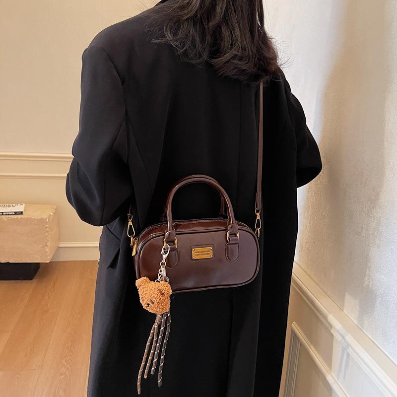 

2025 нишевая сумка-багет высокой моды, темпераментная, универсальная, для поездок на работу, можно носить на плече, через плечо, портативная сумка под мышкой 23*8*12