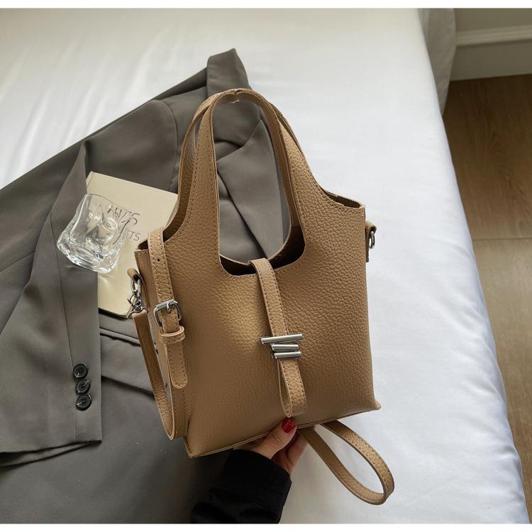 

Премиальная женская сумка-мессенджер на одно плечо 2025 новая модная универсальная портативная сумка-ведро нишевого дизайна сумка-овощная корзина хаки