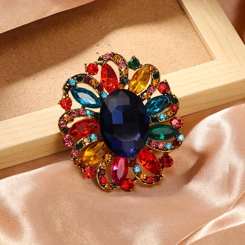 European & American Fashion Crystal Flower Brooch: Alloy, Diamond Women's Clothing Accessory