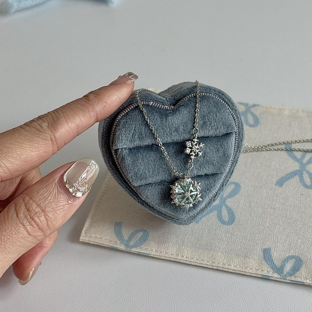 Winter Dreamy Snowflake Pendant Necklace, Niche and High-end, Exquisite, Gentle and Sweet Collarbone Chain