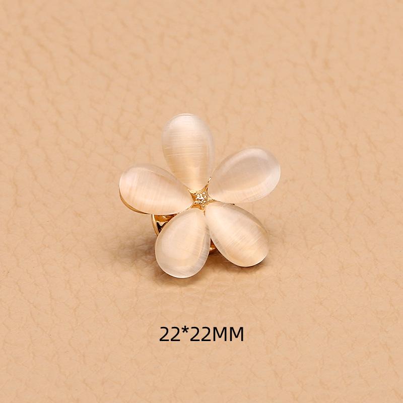 High-End No-Sew Clover Bow Brooch for Shirt Collars