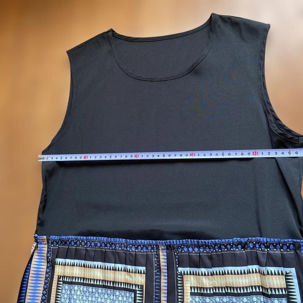 Used Sleeveless pleated dress with geometric pattern