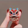 Lebhafter Tanzender Löwe Roter Emaille Anstecknadel Chinesisches Traditionelles Volkskunstdesign Accessoire Abzeichen für Festivals & Feiern