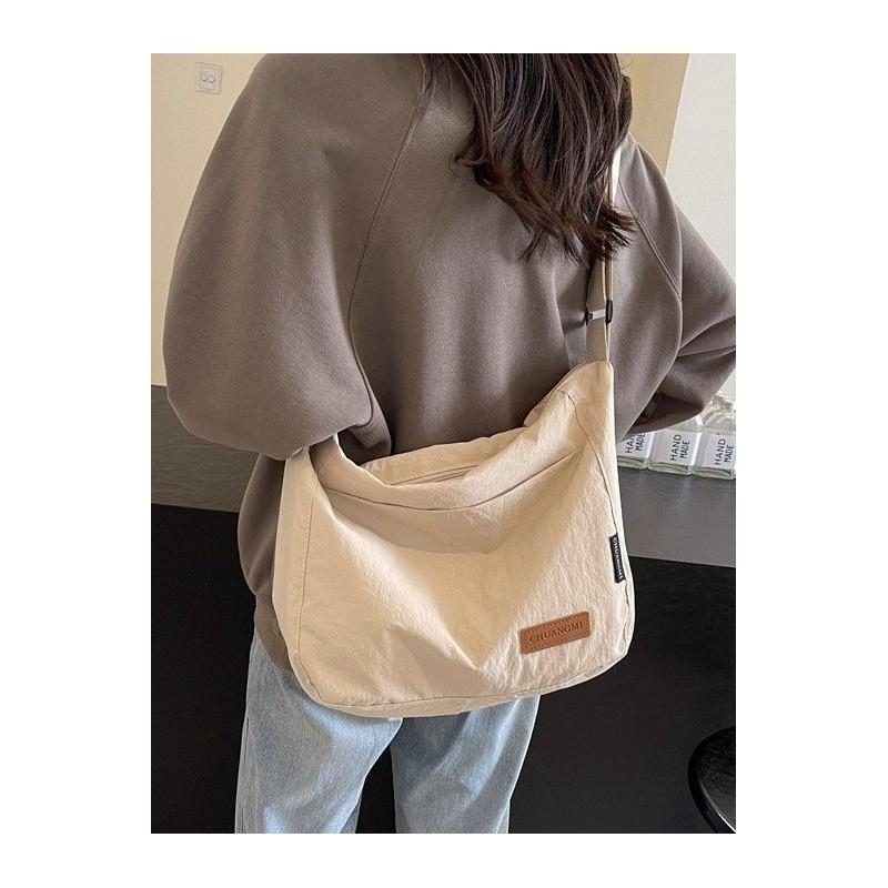 Canvas Bag For Women With Zipper Closure And Interior Phone Pocket For Daily Use