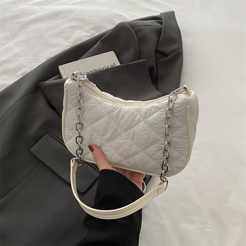 

2025 зима новая персонализированная трендовая женская сумка с ромбовидной вышивкой нитью-цепочкой, простая портативная на плечо, подмышку, сумка-полумесяц белый