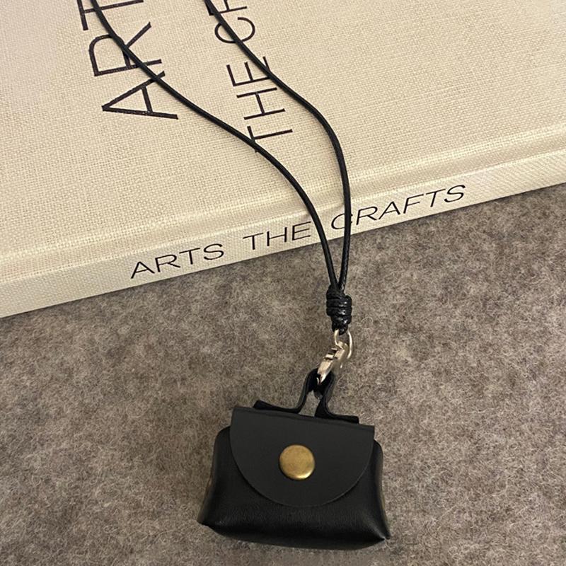 

Миниатюрный и компактный кожаный шейный кошелек для монет, ожерелье, сумка для наушников, длинный аксессуар для свитера с цепочкой чёрный