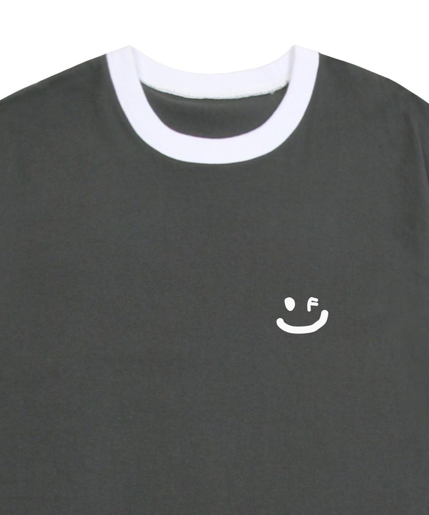 GRAVER [Unisex] Small Drawing Smile Color Block Short Sleeve T-Shirt_Charcoal