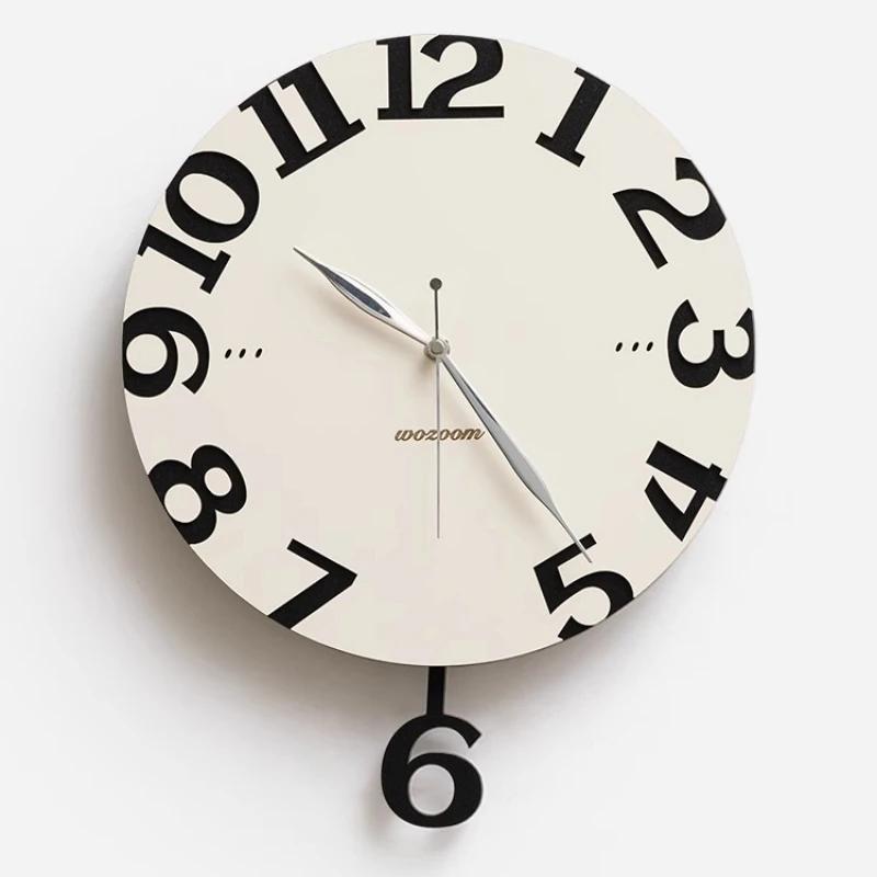 Dekorative Wanduhr für den Esstisch. Wohnzimmerhotel. Moderne stille Wanduhr. Einfache Holz-Wohnungsdekoration. Wanduhr.