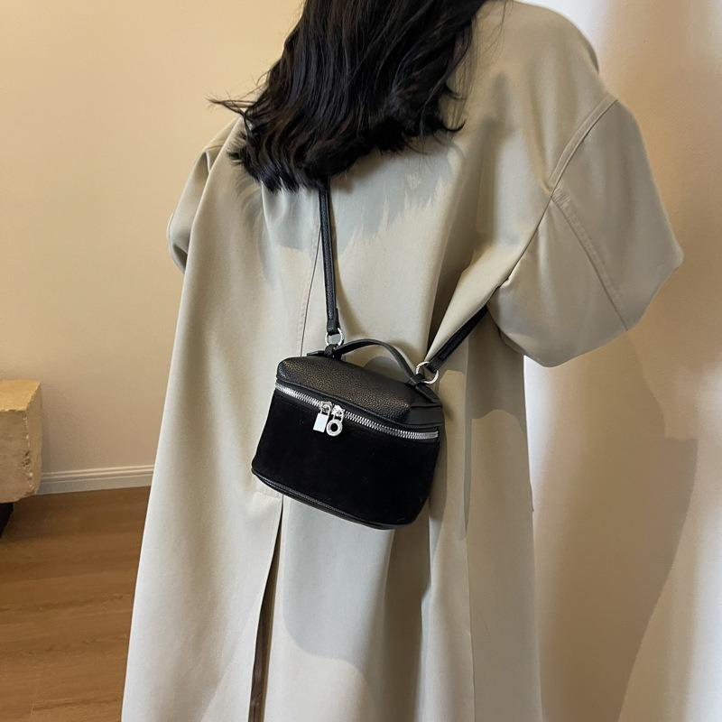 Retro Matte Bag, New Exquisite and Versatile Women's Messenger Bag, Portable Box, Small Square Bag.