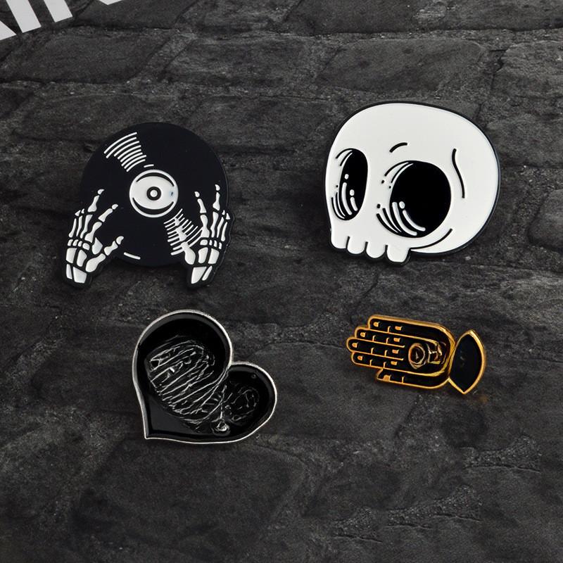Creative Halloween Skull Brooch For Men And Women Unique Alloy Skeleton Pin Accessory
