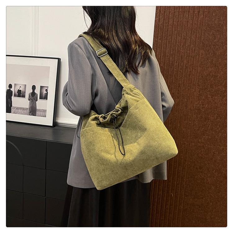 Retro large-capacity shoulder bag, foreign corduroy cloth bag new Japanese and Korean casual simple messenger bag women's bag