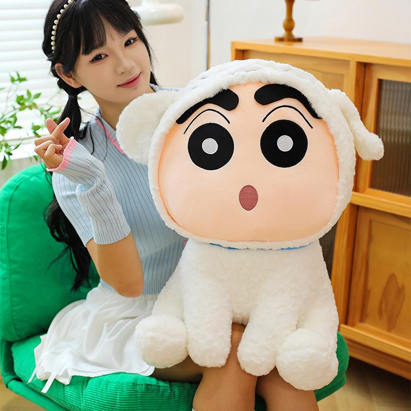 Mały biały pies zamienia się w małą nową lalkę kredkę małą nową pluszową zabawkę poduszkę do spania