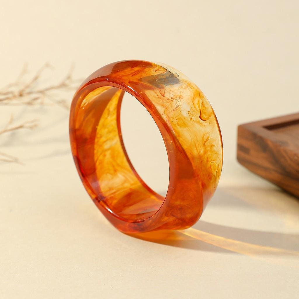 Neues farbenfrohes unregelmäßiges breites Acryl-Armreif für Damen Koreanische Harz klobige geometrische Armreifen Sommer beliebter Schmuck Geschenke
