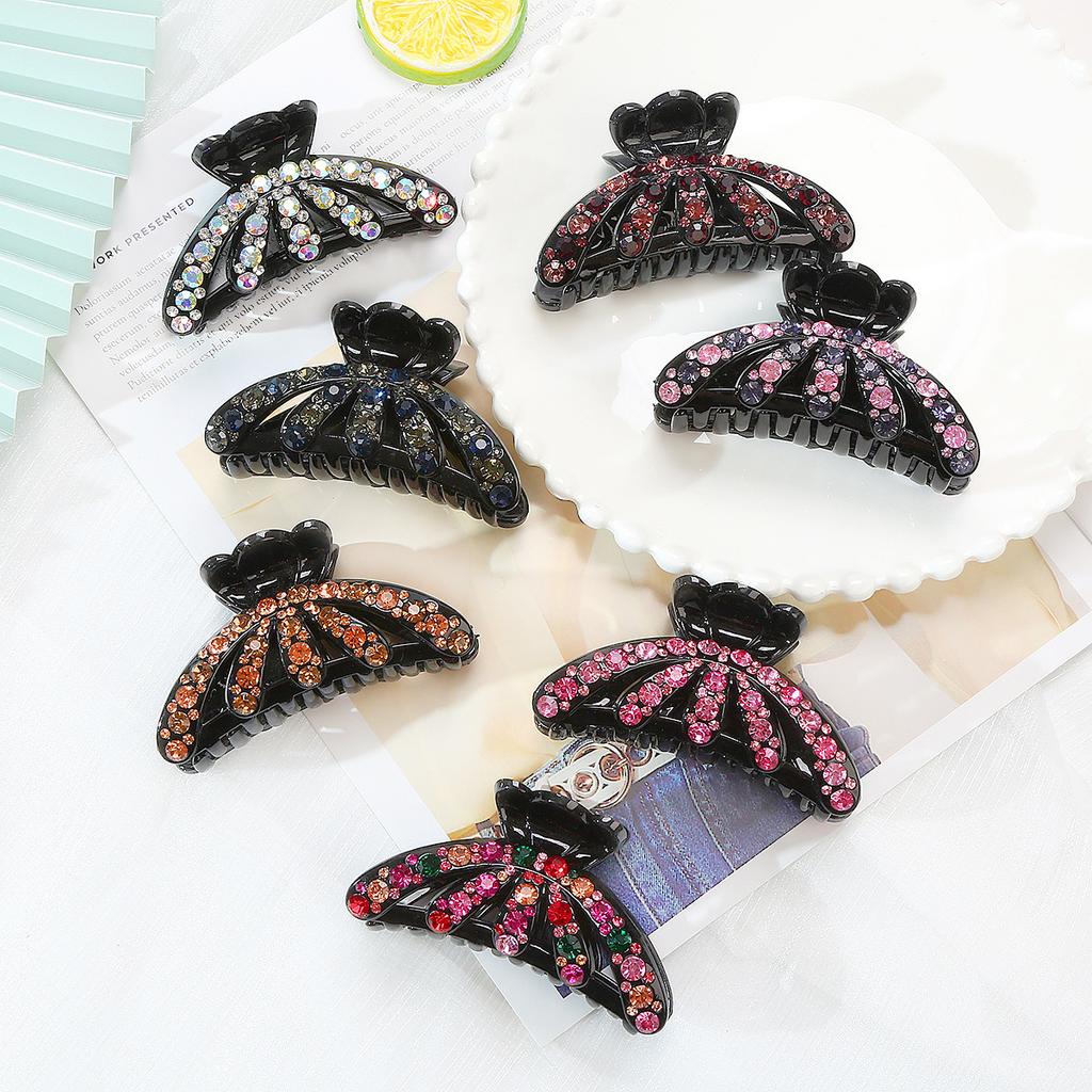 Large Clip Hairpin, with A Girl's Hairstyle, At The Back of The Head, with A Washcloth Pattern, with A Clasp To Hold The Loose Hair Together.