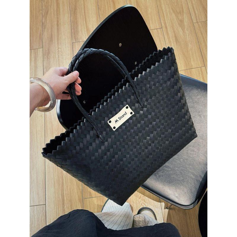 

Женская плетеная сумка-тоут Mstand Coffee под мышкой Black