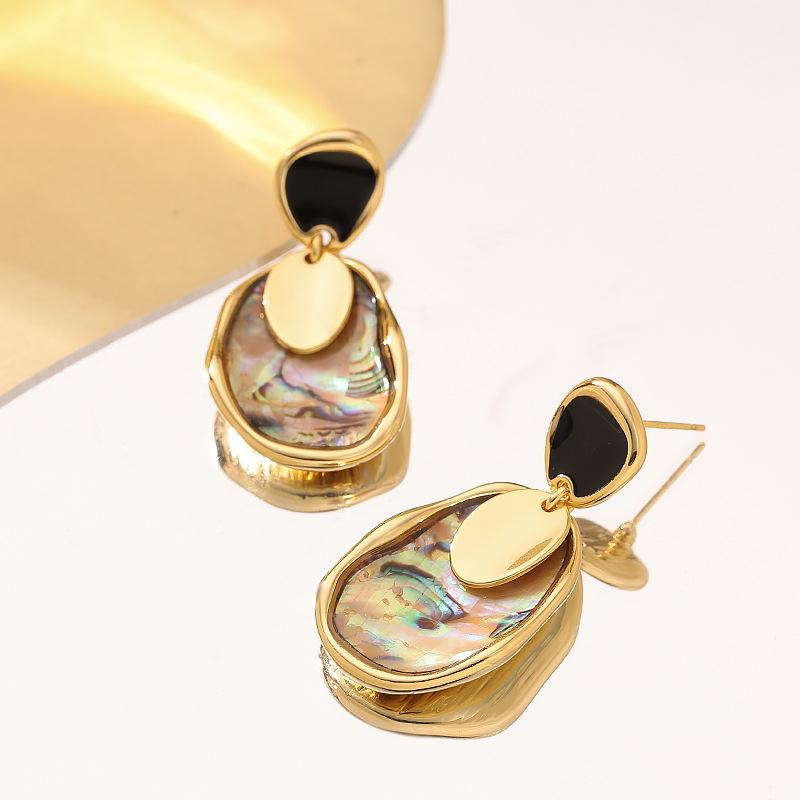 

French elegant personality small fragrance irregular oval natural abalone shell earrings light luxury high-end earrings золотой