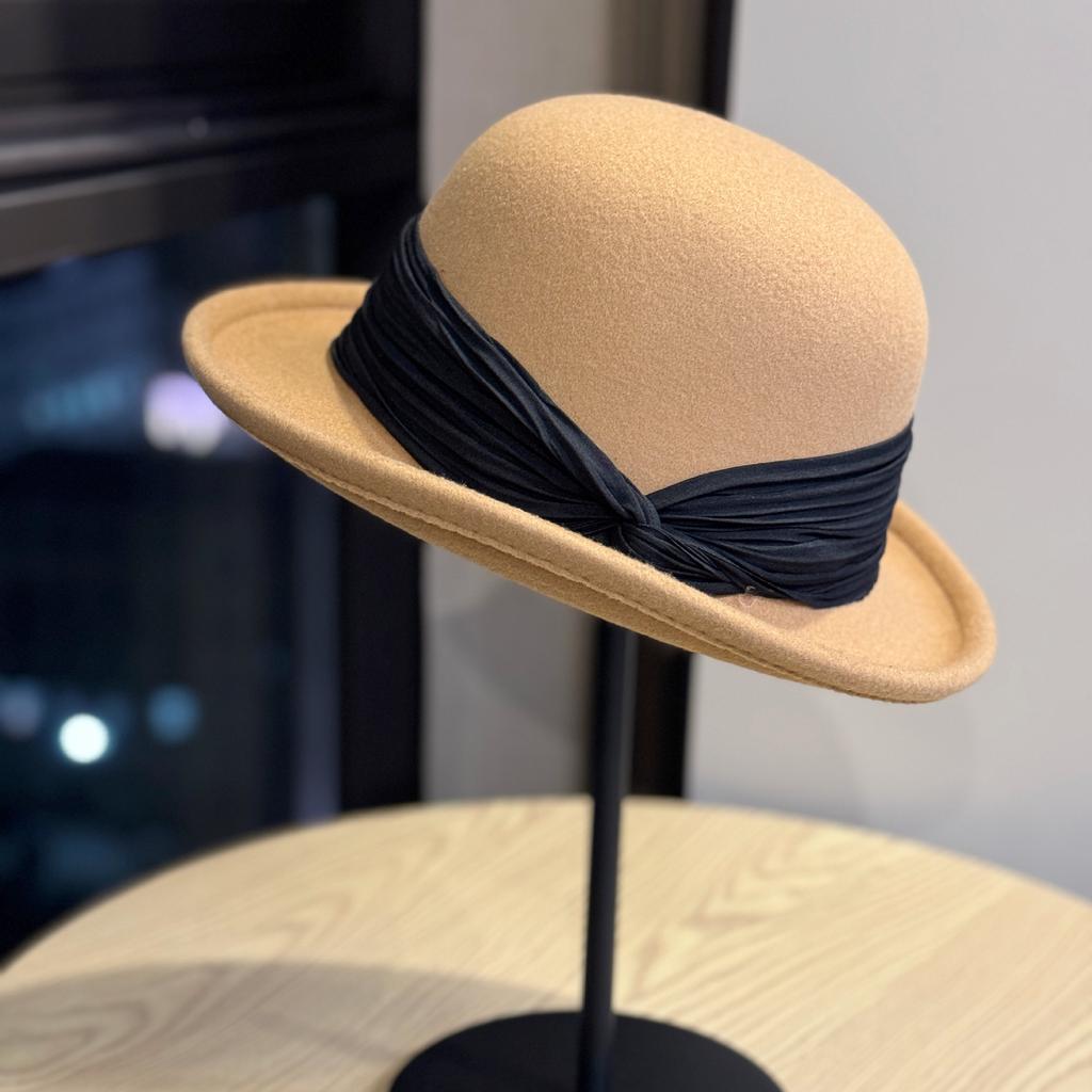 French Face showing Small Wool Felt Curled Fisherman Hat for Women in Spring Autumn and Winter Fashion British Retro Basin Hat Trendy