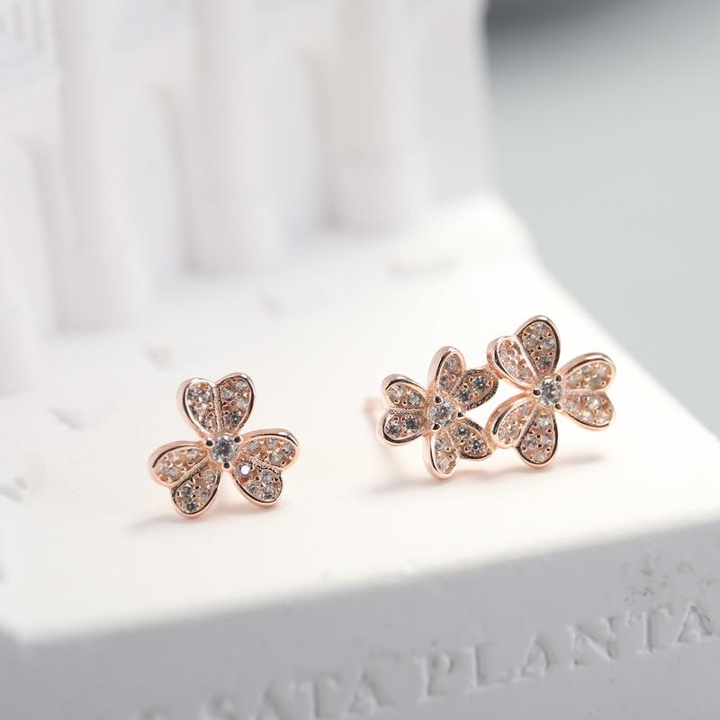 

Асимметричные серьги-гвоздики с бриллиантами в виде цветка для женщин Милые и симпатичные маленькие свежие серьги Lucky Clover