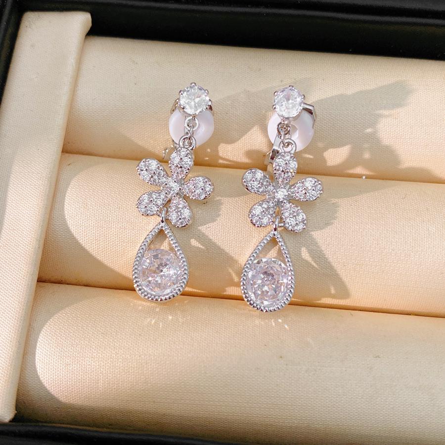 Zircon Flower Water Drop Ear Clips: Elegant, Fashion-Forward Retro Earrings with a Light Luxury Feel.