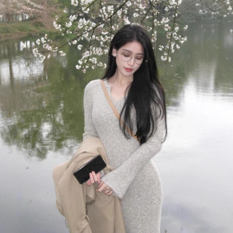 Design sense v-neck knitted dress women's early spring new horn sleeve sweater long skirt temperament waist A-shaped skirt