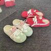 En ny stil av mångsidiga damskor för sommaren med en flip-top och halvtoffla