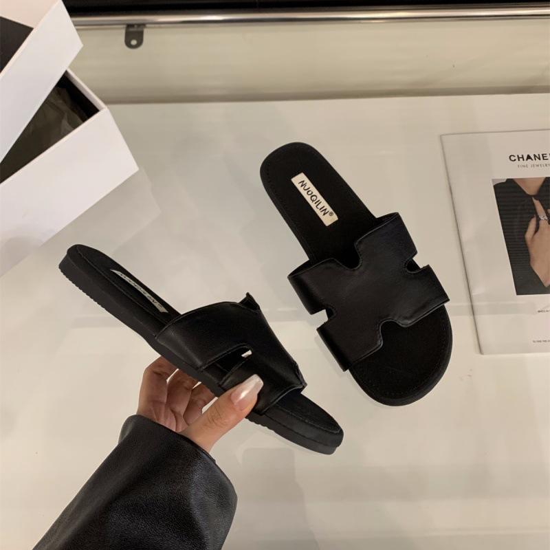 Flat-bottomed French small cool slippers women's shoes fashion outer wear 2025 new summer skirt seaside beach sandals