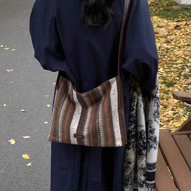 2025 New Fashion Trend Casual Vacation Style Woven Straw Handheld Shoulder Bag