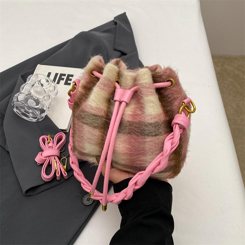 

Осінньо-зимова вовняна сумка в клітку, жіноча, 2024, нова нішева модна портативна сумка-відро, високоякісна універсальна сумка-месенджер