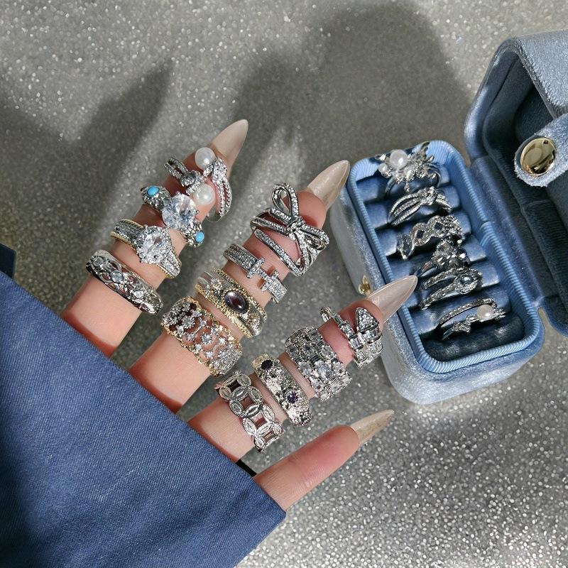 Luxuriöser Schlangenring mit vollem Diamantbesatz: Glänzende, Hochwertige Offene Kupfer Münze für Damen