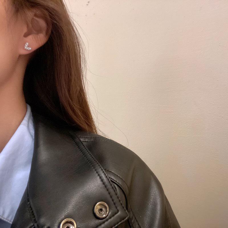 Schlichte Perlenherz C-förmige Ohrstecker - Schlaf-freundliches Design