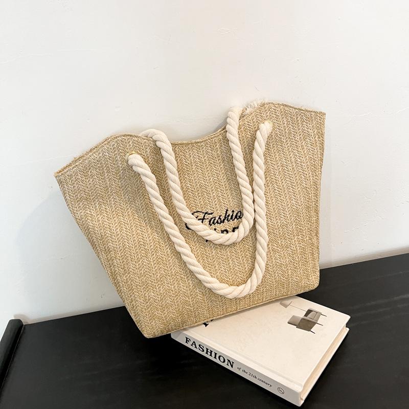 

Large capacity fashion straw letter tote bag women s bag 2025 summer new trendy shoulder leisure commuter bag соломенный