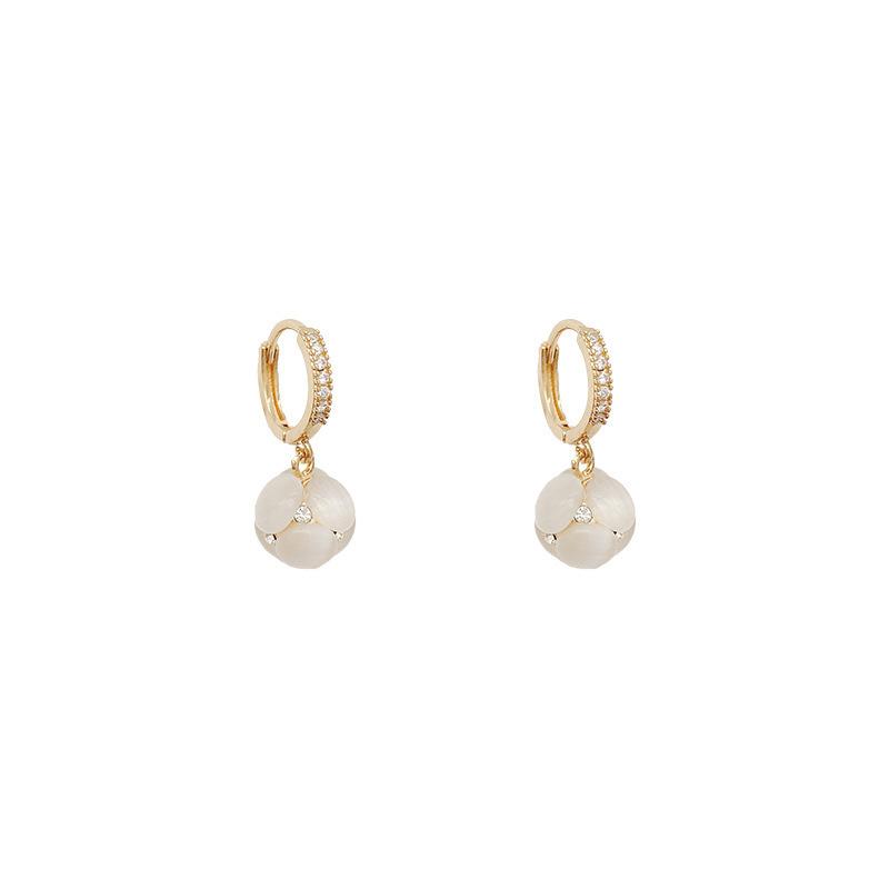 Elegant and sophisticated earrings for women, vintage niche design pearl studs, popular online trend ear accessories
