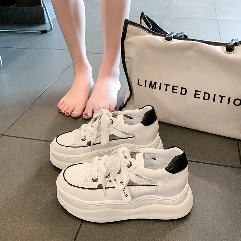 Mode Schuhe mit hohlen Löchern Damen 2025 Sommer neu dicksohlige atmungsaktive hohle kleine weiße Schuhe innere Höhenerhöhung dicksohlige Löcher