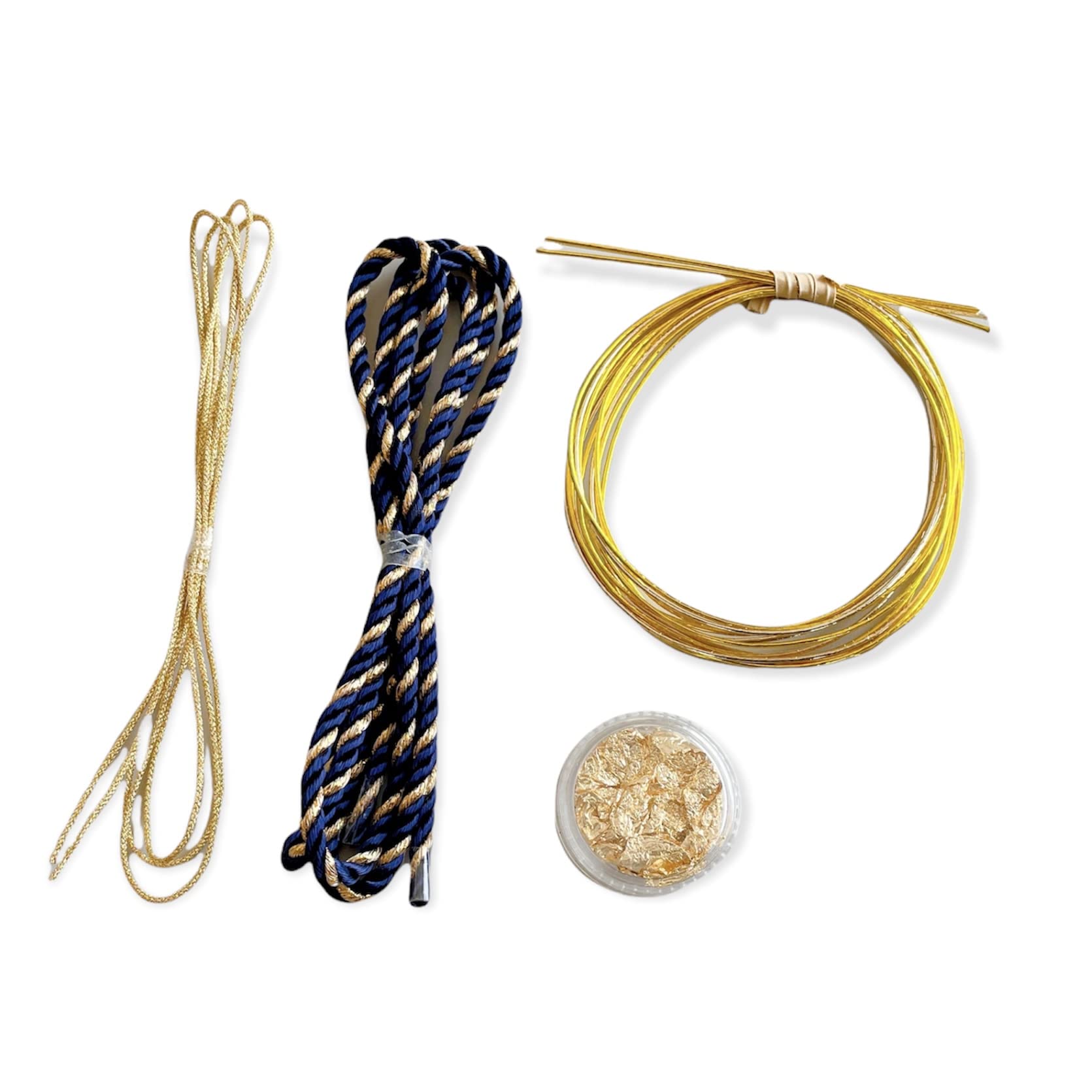 

Japanese-style hair ornament in navy gold, featuring braided cord, gold leaf, and mizuhiki (decorative cord). Perfect for coming-of-age ceremonies,