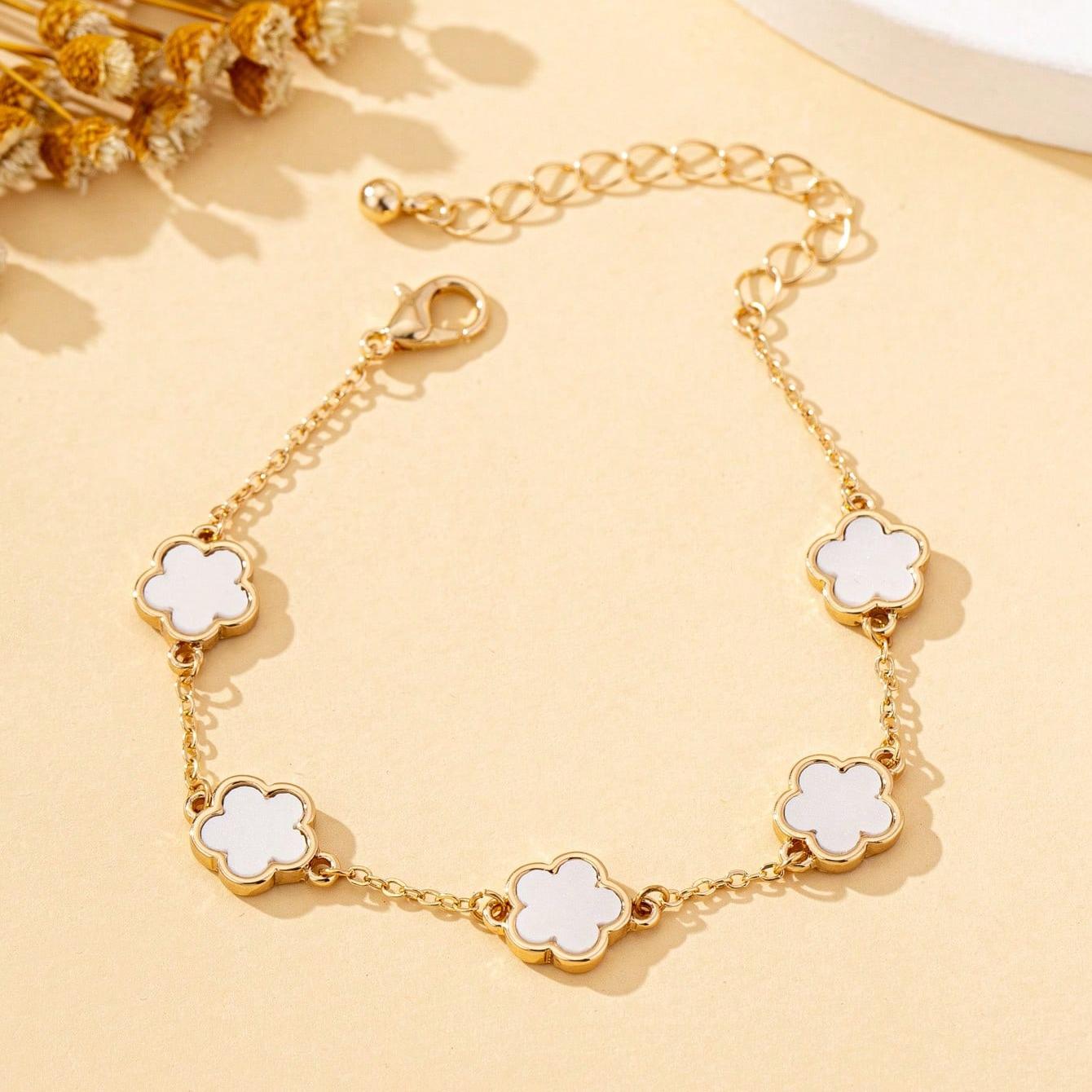 

A Women s Chain Bracelet, a Simple and Fashionable Five-Petal Flower Bracelet Designed Specifically for Women, Suitable for Dating or Everyday We білий