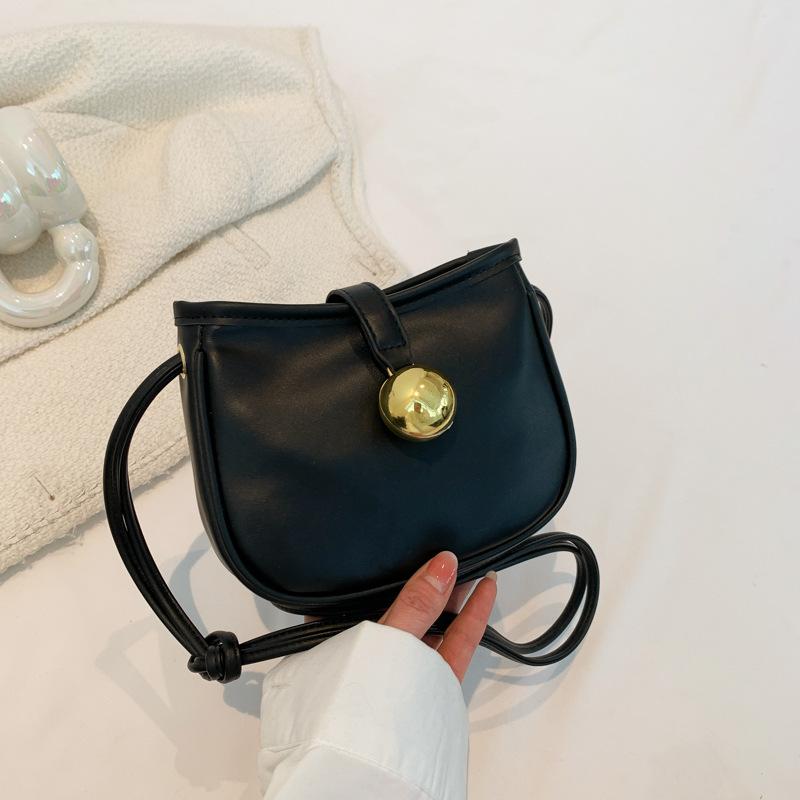 

Нишевая дизайнерская сумка 2024 весна новая мода однотонная сумка под плечо подмышку интернет-знаменитость простая повседневная маленькая квадратная сумка чёрный