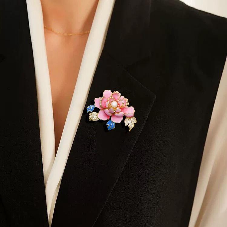Vintage Peony Pearl Fan Brooch: Elegant Retro Flower Pin for Women’s Suits