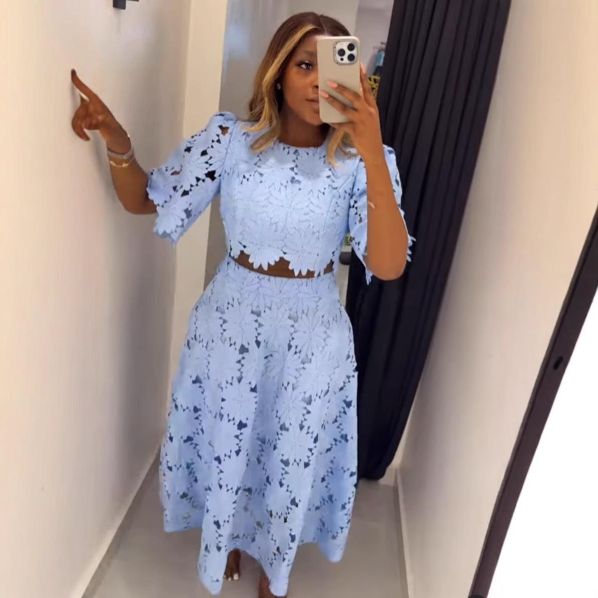 

Женский кружевной комплект светло-голубого цвета: блузка с короткими рукавами-буфами и юбка миди. Элегантный наряд S синий