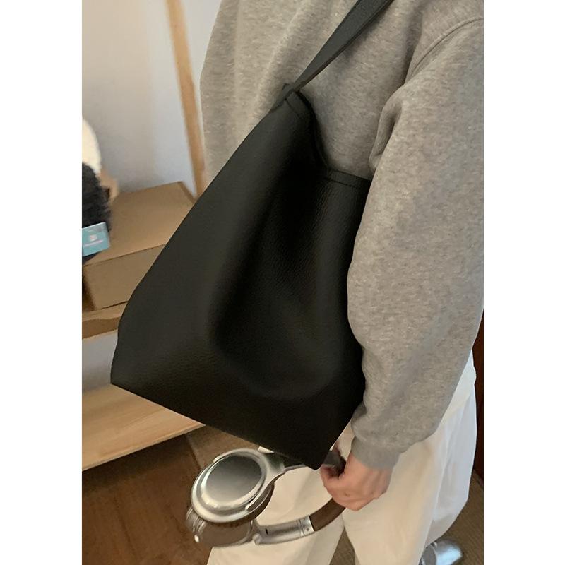 

High-end Underarm Bag, Simple Large-capacity Bucket Bag, Wide Shoulder Strap Single-shoulder Bag