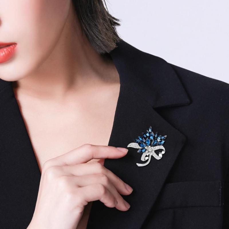 Women's Elegant Vintage Brooch Chic Floral Design for Parties and Special Occasions
