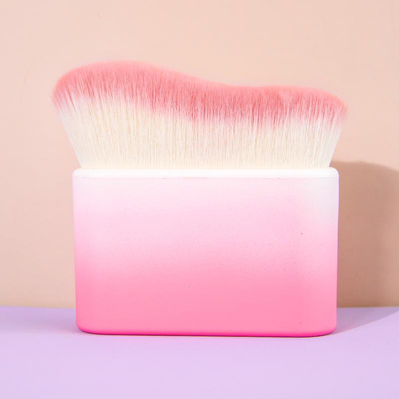 

«Кисть Big Wave для нанесения тональной основы и BB-крема — на высоком каблуке, не впитывает влагу, увлажняет, идеально подходит для нанесения жидкой косметики и ухода за кожей».