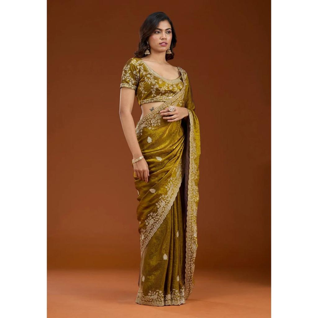 Wunderschöner Sari ist elegant mit schwerem Fandy Satinseiden-Sari dekoriert