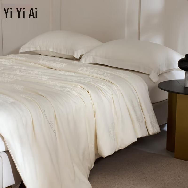 Yi Yi Ai Baroque Mulberry Silk Quilt