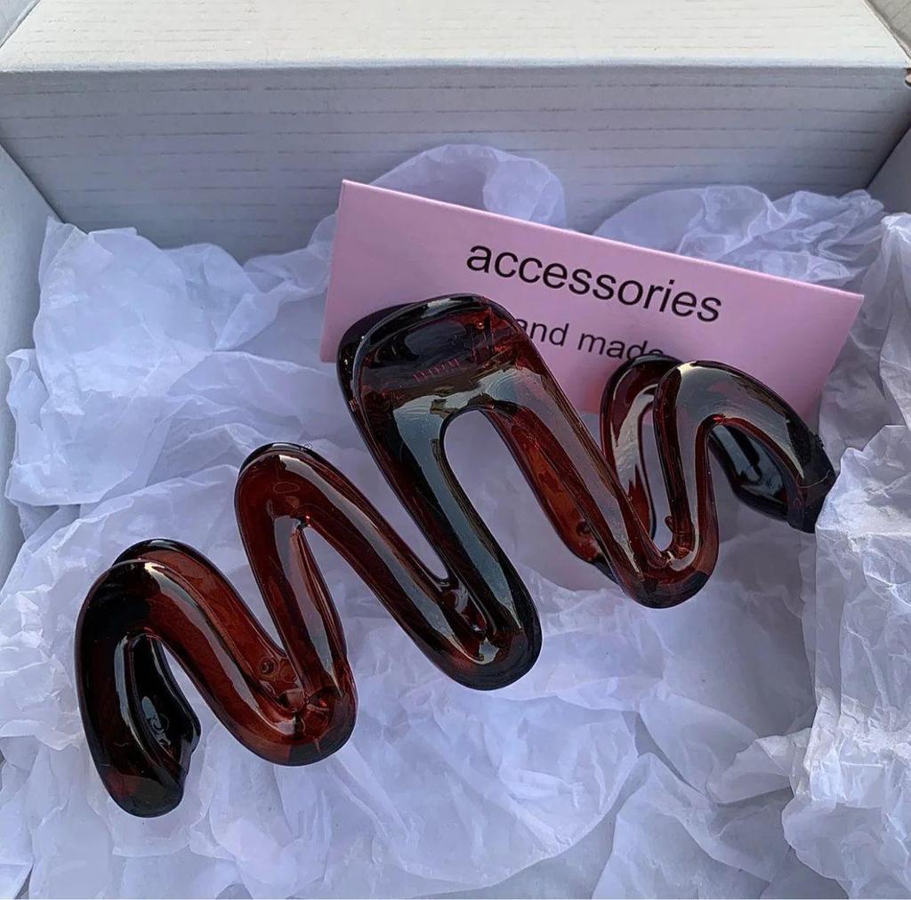 Large French Retro Claw Hair Clip for Elegant Women's Hairstyles.