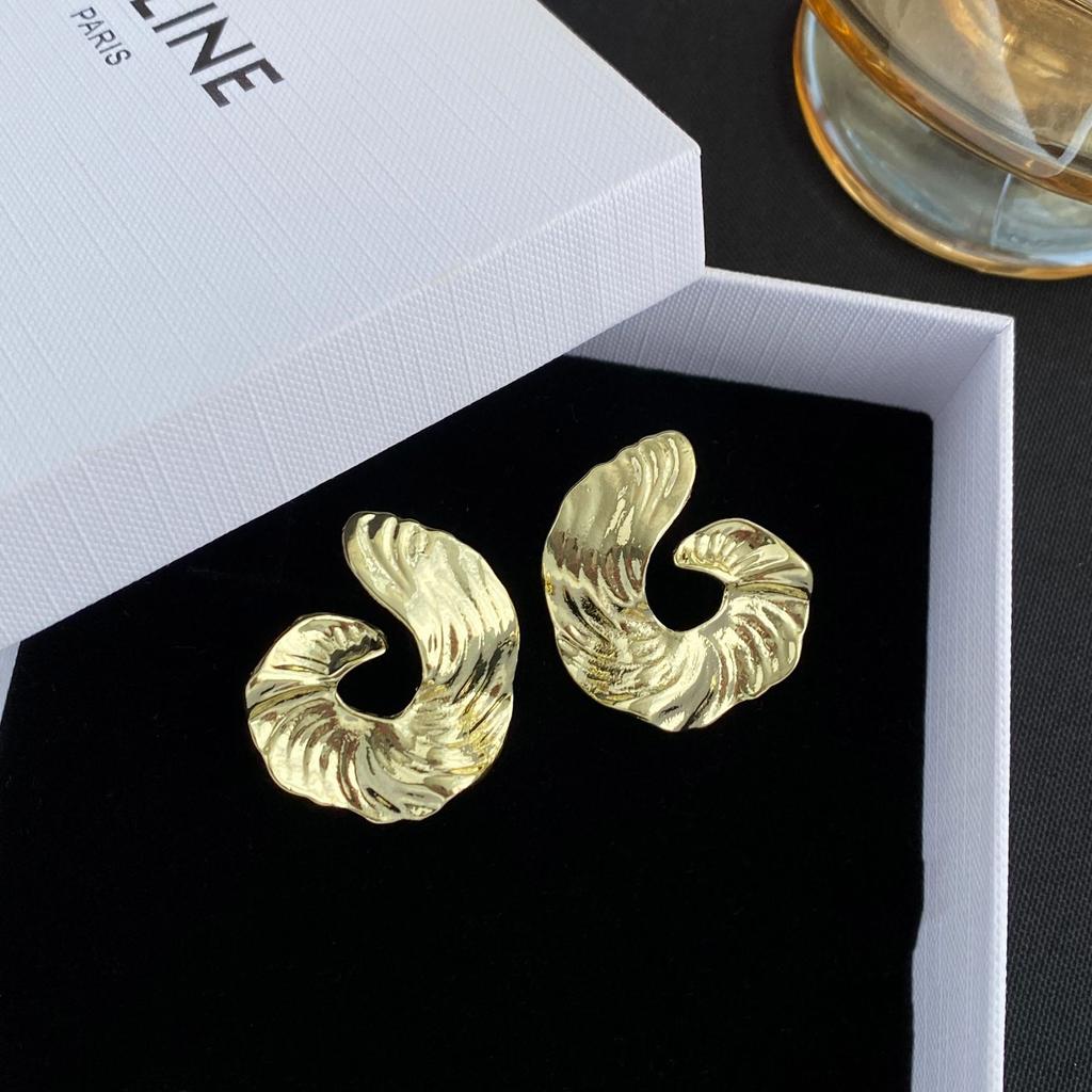 Personality Exaggerated Pleated Metal Irregular Stud Earrings Fashion Niche Light Luxury Design High-End Geometric Earrings