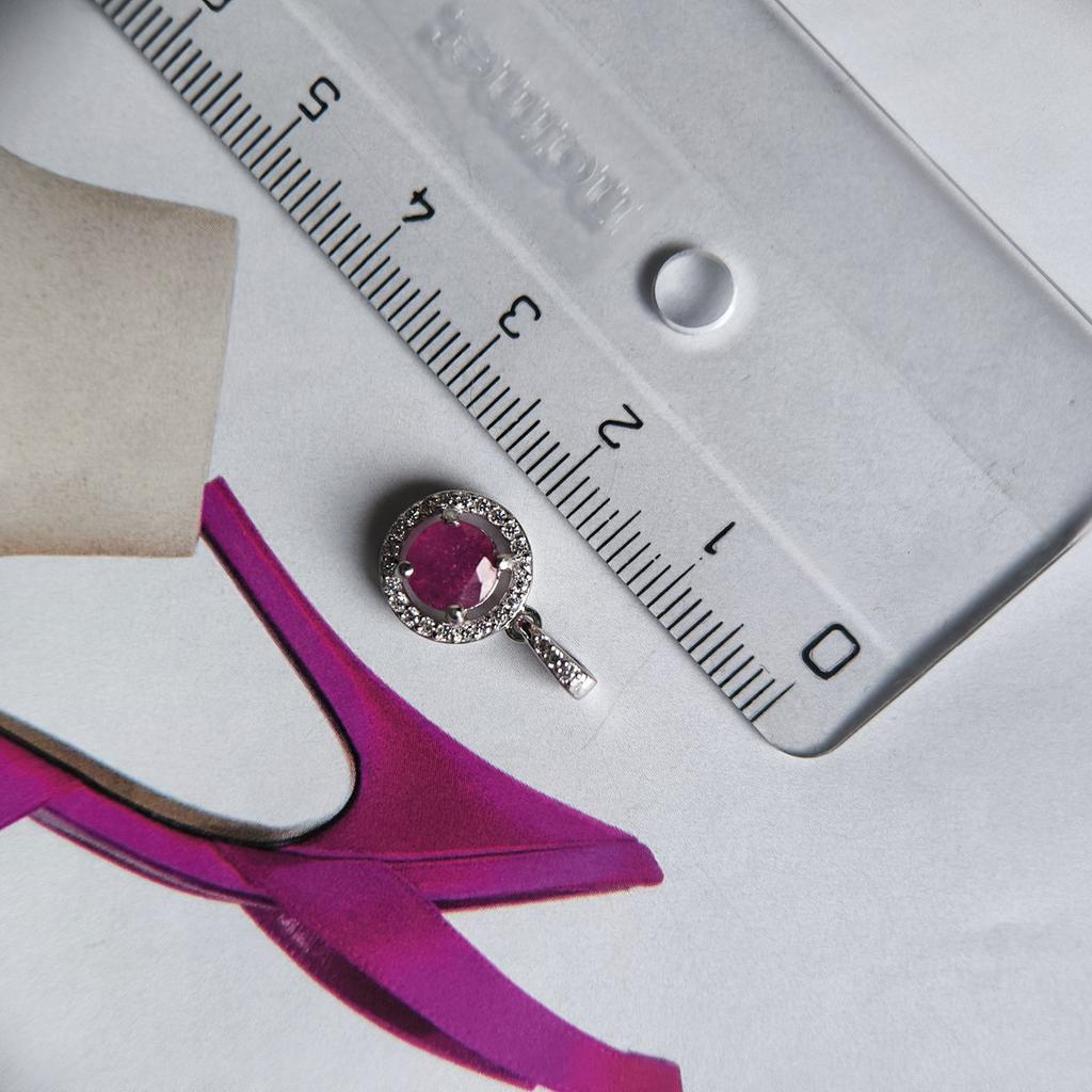 Серебряная подвеска с рубином 1.5ct, фианитами (2205289)