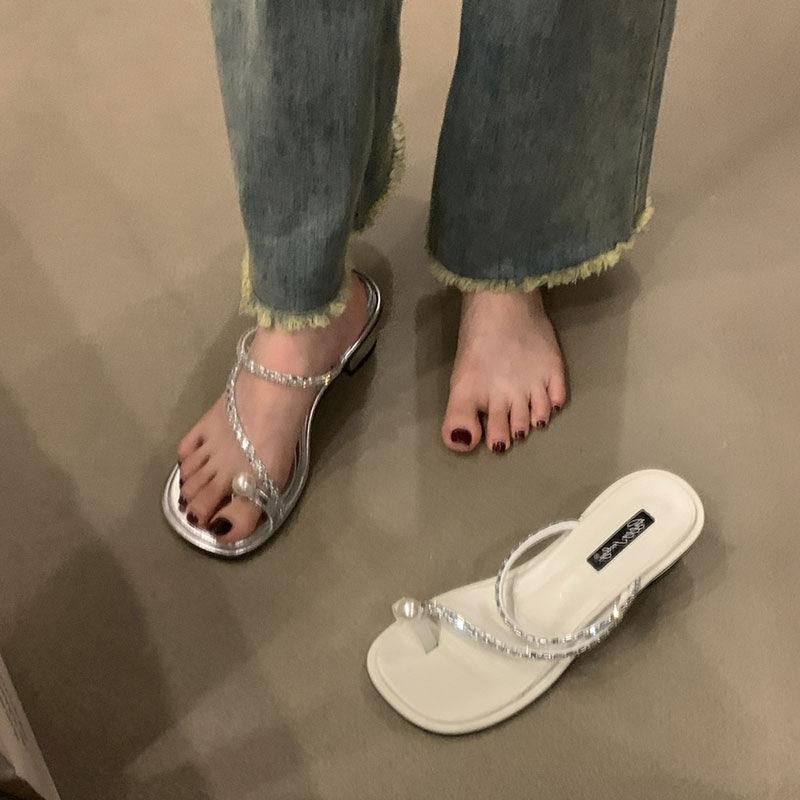 Fairy style thick heel slippery pearl sandals for women wearing 2025 new rhinestone holiday clip-toe sandals with skirts