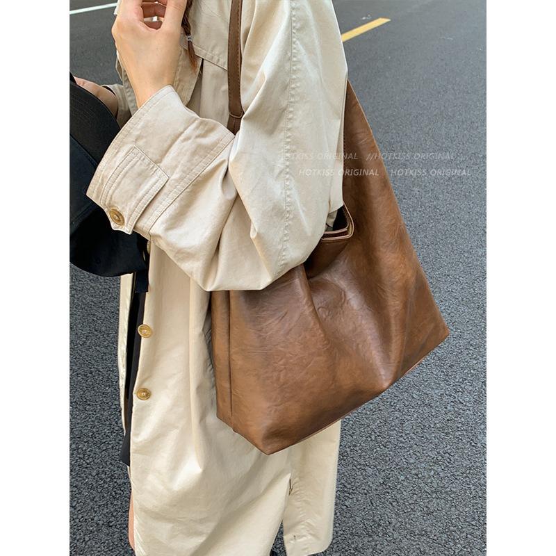Large capacity retro underarm bag women's new autumn and winter shoulder bag Maillard brown commuter tote bag